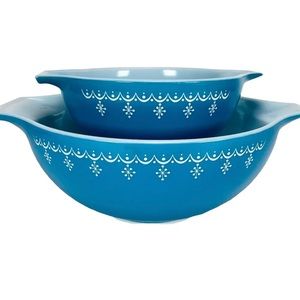 2 Vintage Pyrex Blue Snowflake Garland Cinderella Handled Mixing Bowls 442 444